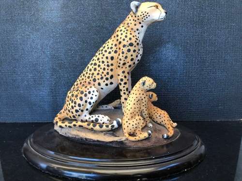 WOW !! RARE COLLECTABLE FEATHERS OF KNYSNA - LIMITED EDITION CHEETAHS FIGURINE