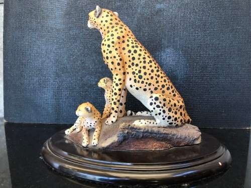 WOW !! RARE COLLECTABLE FEATHERS OF KNYSNA - LIMITED EDITION CHEETAHS FIGURINE