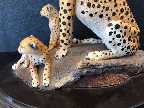 WOW !! RARE COLLECTABLE FEATHERS OF KNYSNA - LIMITED EDITION CHEETAHS FIGURINE