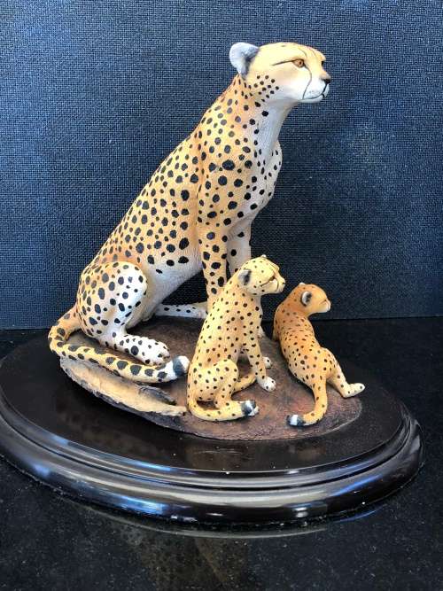 WOW !! RARE COLLECTABLE FEATHERS OF KNYSNA - LIMITED EDITION CHEETAHS FIGURINE