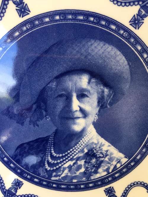 Vintage Wedgwood Queens Ware 22 cm plate celebrating the Life of Queen Elizabeth The Queen Mother