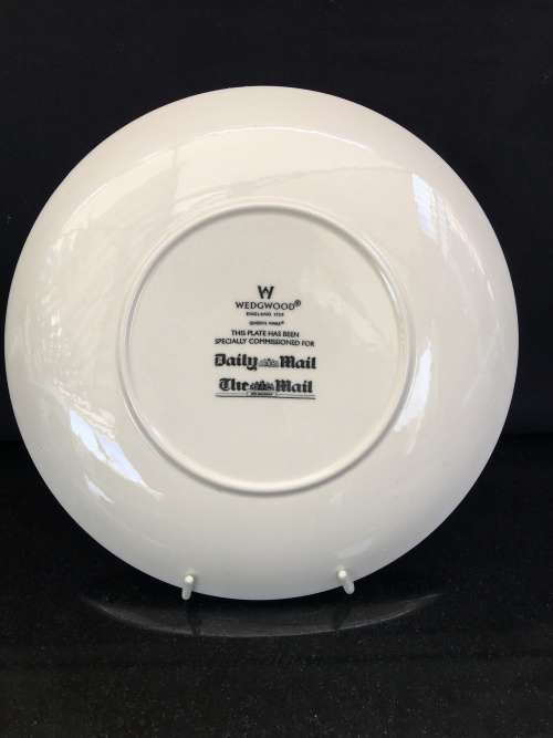 Vintage Wedgwood Queens Ware 22 cm plate celebrating the Life of Queen Elizabeth The Queen Mother