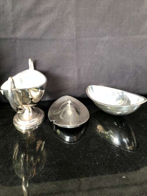 WOW !!! STUNNING SILVER PLATED LIDDED TWIN HANDLED SAUCE BOAT WITH THE INNER LINER