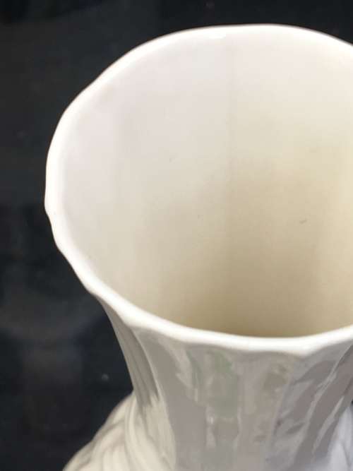 Lot Beautiful Vintage Eggshell Belleek Classic Ireland Shamrock bud vase & Candle Cover