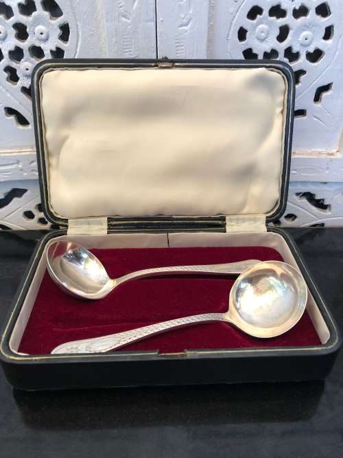 ANTIQUE BOXED PAIR OF SHEFFIELD SOLID STERLING SILVER LADLES (COOPER BROTHERS 1916) WEIGHS 109.73g