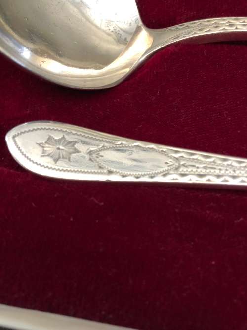 ANTIQUE BOXED PAIR OF SHEFFIELD SOLID STERLING SILVER LADLES (COOPER BROTHERS 1916) WEIGHS 109.73g