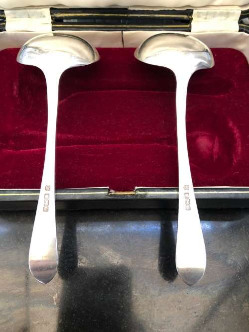 ANTIQUE BOXED PAIR OF SHEFFIELD SOLID STERLING SILVER LADLES (COOPER BROTHERS 1916) WEIGHS 109.73g