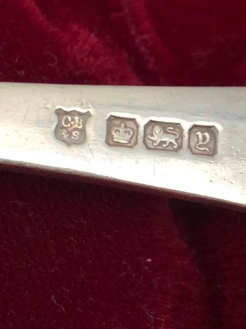 ANTIQUE BOXED PAIR OF SHEFFIELD SOLID STERLING SILVER LADLES (COOPER BROTHERS 1916) WEIGHS 109.73g