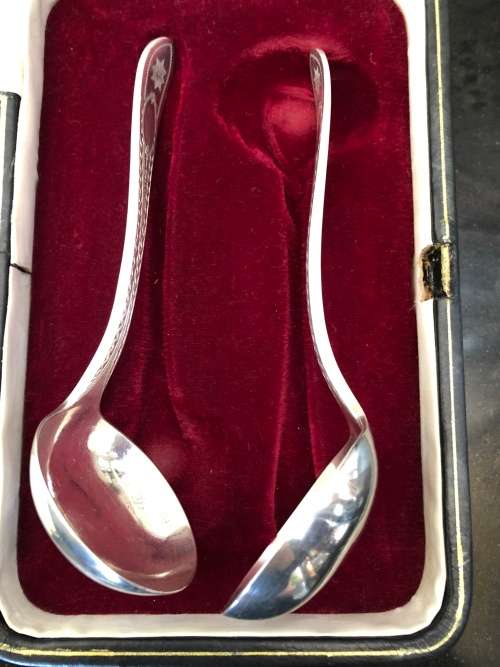 ANTIQUE BOXED PAIR OF SHEFFIELD SOLID STERLING SILVER LADLES (COOPER BROTHERS 1916) WEIGHS 109.73g