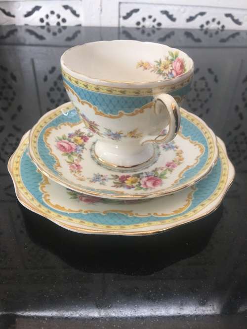 Beautiful Rare Vintage Windsor Blue By Foley. Blue Edge Multifloral Scalloped Footed Cup Tea Trio