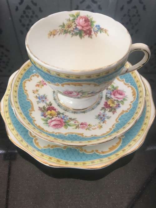 Beautiful Rare Vintage Windsor Blue By Foley. Blue Edge Multifloral Scalloped Footed Cup Tea Trio