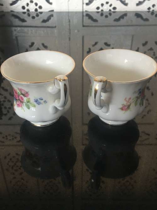 2 Beautiful Royal Albert Moss Rose Tea Cups in Excellent condition.