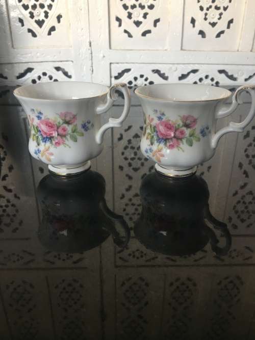 2 Beautiful Royal Albert Moss Rose Tea Cups in Excellent condition.