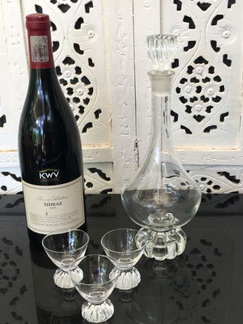 Beautiful Vintage Bubble Footed Glass Sherry Decanter & 3 matching shot glasses.