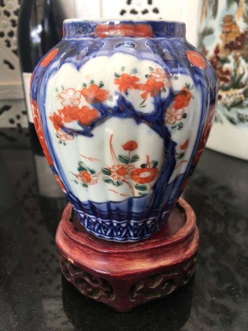 Absolutely Stunning Small Antique 1800s Japanese Ribbed Imari Porcelain Vase