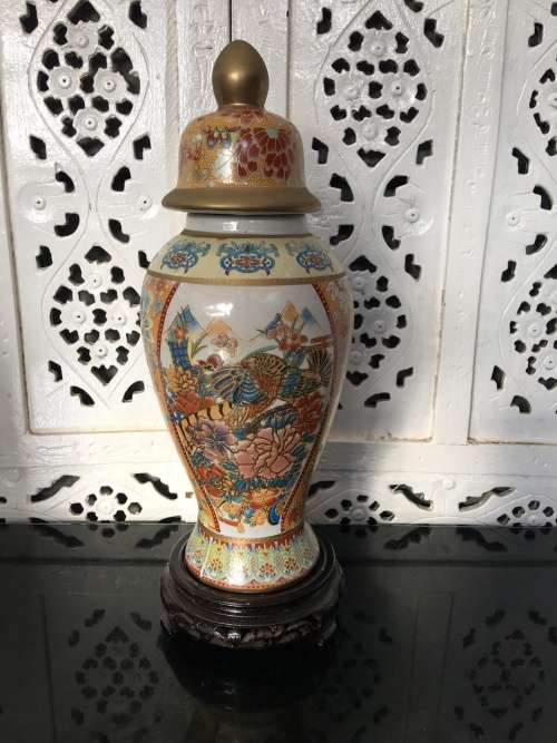 Stunning 20th Century Japanese Kutani Satsuma Lidded Temple Urn Birds & Floral & Gold Gilt