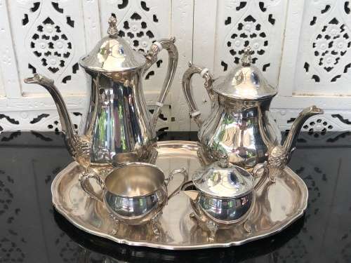 WOW !!!! STUNNING VINTAGE SILVERPLATE TEA AND COFFEE SET ON A TRAY  - SUGAR AND LIDDED CREAMER
