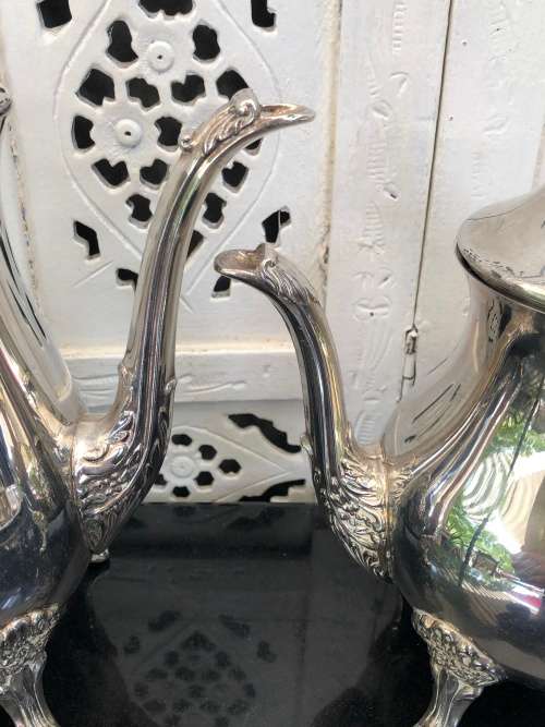 WOW !!!! STUNNING VINTAGE SILVERPLATE TEA AND COFFEE SET ON A TRAY  - SUGAR AND LIDDED CREAMER