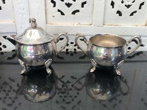 WOW !!!! STUNNING VINTAGE SILVERPLATE TEA AND COFFEE SET ON A TRAY  - SUGAR AND LIDDED CREAMER