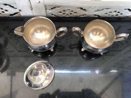 WOW !!!! STUNNING VINTAGE SILVERPLATE TEA AND COFFEE SET ON A TRAY  - SUGAR AND LIDDED CREAMER