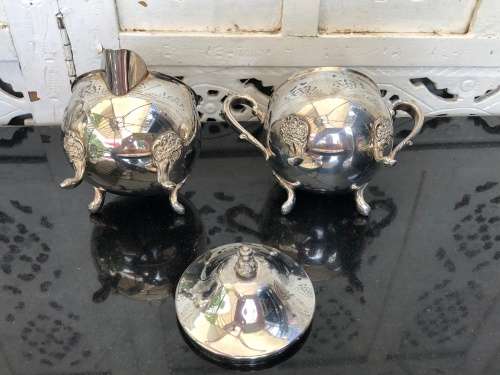 WOW !!!! STUNNING VINTAGE SILVERPLATE TEA AND COFFEE SET ON A TRAY  - SUGAR AND LIDDED CREAMER