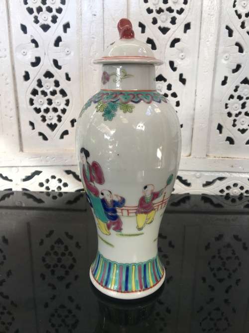 Chinese Jiangxi Jingdezhen Reputable Porcelain Vase . Early Peoples Republic period 1949-1960s