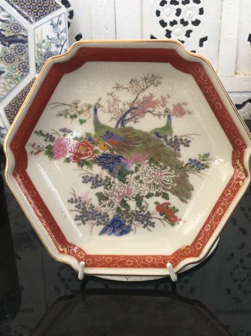 Stunning  c1920-1940s Japanese Satsuma Crackle Glazed Lidded Display Plate. Marking on Base