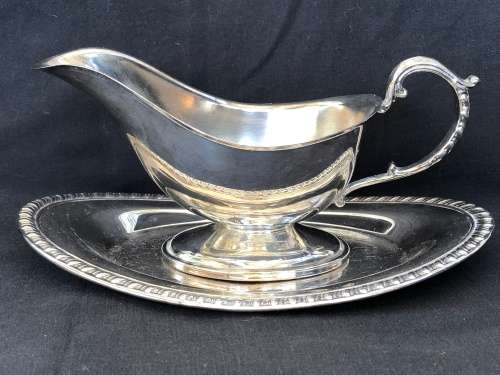 WOW !!! GORGEOUS SILVER PLATED GRAVY BOAT ON A TRAY - IN EXCELLENT CONDITION
