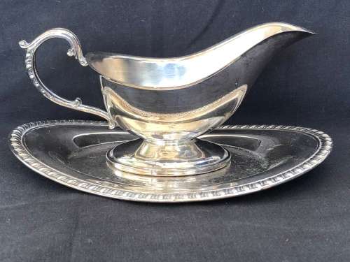 WOW !!! GORGEOUS SILVER PLATED GRAVY BOAT ON A TRAY - IN EXCELLENT CONDITION