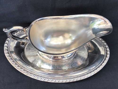 WOW !!! GORGEOUS SILVER PLATED GRAVY BOAT ON A TRAY - IN EXCELLENT CONDITION