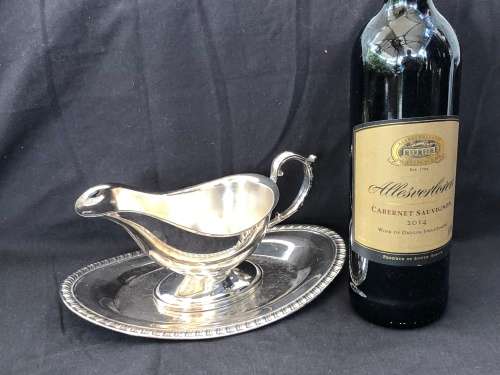 WOW !!! GORGEOUS SILVER PLATED GRAVY BOAT ON A TRAY - IN EXCELLENT CONDITION