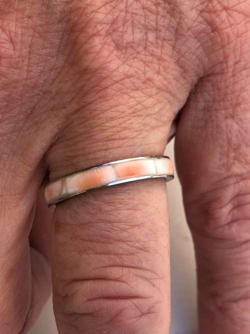 .925 STERLING SILVER RING WITH CORAL INLAY - SIZE Q - 1.8 grams - NO MARKINGS BUT TESTED POSITIVE