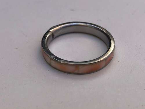 .925 STERLING SILVER RING WITH CORAL INLAY - SIZE Q - 1.8 grams - NO MARKINGS BUT TESTED POSITIVE