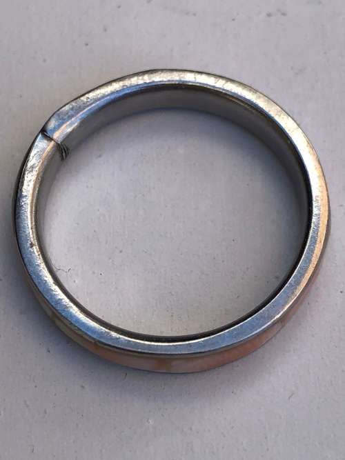.925 STERLING SILVER RING WITH CORAL INLAY - SIZE Q - 1.8 grams - NO MARKINGS BUT TESTED POSITIVE