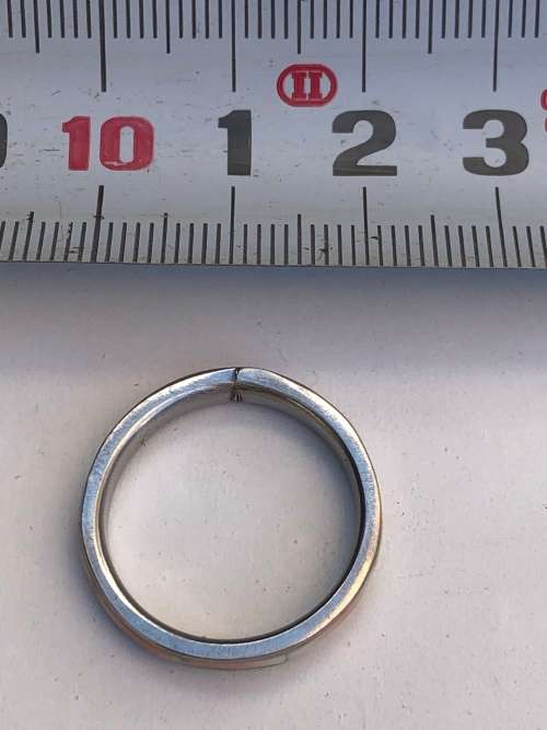 .925 STERLING SILVER RING WITH CORAL INLAY - SIZE Q - 1.8 grams - NO MARKINGS BUT TESTED POSITIVE