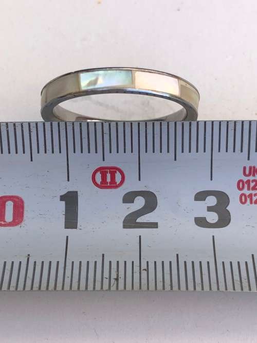.925 STERLING SILVER RING WITH MOP INLAY - SIZE P - 1.38 grams - NO MARKINGS BUT TESTED POSITIVE