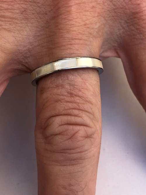 .925 STERLING SILVER RING WITH MOP INLAY - SIZE P - 1.38 grams - NO MARKINGS BUT TESTED POSITIVE