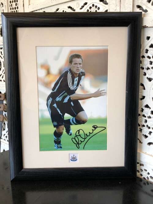 PREMIER LEAGUE MEMORABILIA - SIGNED & AUTHENTICATED PHOTO OF MICHAEL OWEN WHILE STILL AT NUFC