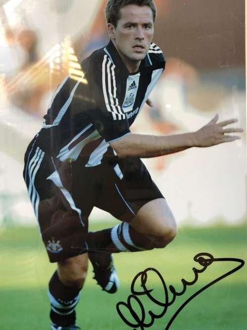 PREMIER LEAGUE MEMORABILIA - SIGNED & AUTHENTICATED PHOTO OF MICHAEL OWEN WHILE STILL AT NUFC