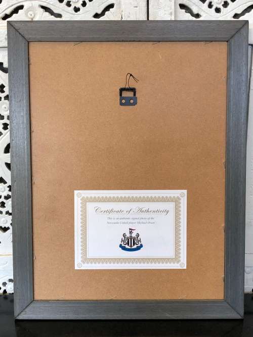 PREMIER LEAGUE MEMORABILIA - SIGNED & AUTHENTICATED PHOTO OF MICHAEL OWEN WHILE STILL AT NUFC