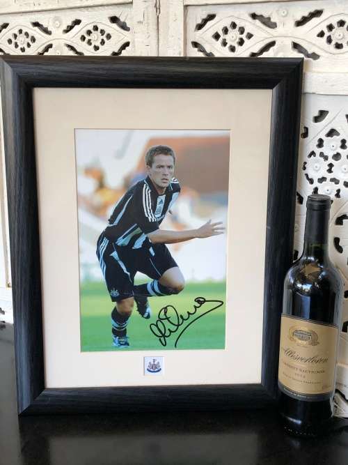 PREMIER LEAGUE MEMORABILIA - SIGNED & AUTHENTICATED PHOTO OF MICHAEL OWEN WHILE STILL AT NUFC