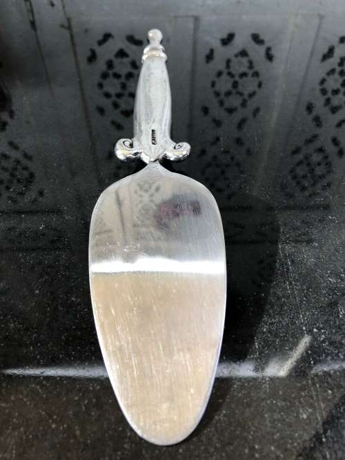 WOW !!! VINTAGE CARROL BOYES PEWTER CAKE LIFTER