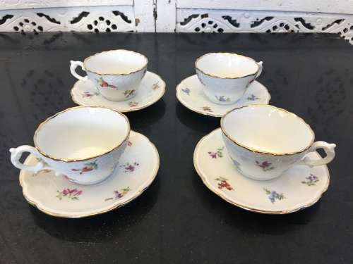 Set of 4 Delightful Old Italian Richard Ginori Designer of Fine China Petite Cups & Saucer. Mint