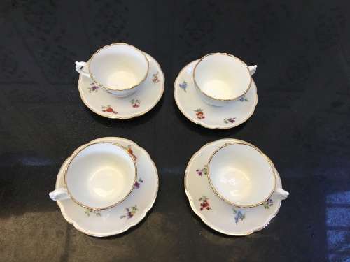Set of 4 Delightful Old Italian Richard Ginori Designer of Fine China Petite Cups & Saucer. Mint