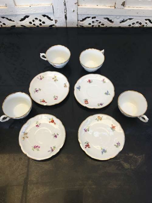 Set of 4 Delightful Old Italian Richard Ginori Designer of Fine China Petite Cups & Saucer. Mint