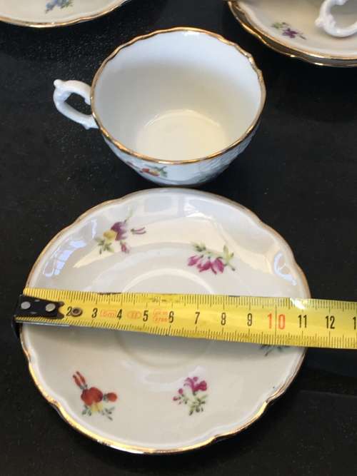 Set of 4 Delightful Old Italian Richard Ginori Designer of Fine China Petite Cups & Saucer. Mint