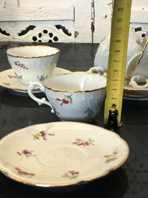 Set of 4 Delightful Old Italian Richard Ginori Designer of Fine China Petite Cups & Saucer. Mint