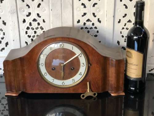 WOW !! GORGEOUS JUNGHANS VINTAGE WOODEN CASED MANTLE CLOCK WORKING 100% WITH THE KEY
