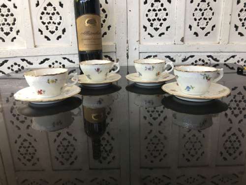 Set of 4 Delightful Old Italian Richard Ginori Designer of Fine China Petite Cups & Saucer. Mint