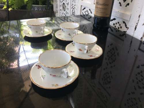 Set of 4 Delightful Old Italian Richard Ginori Designer of Fine China Petite Cups & Saucer. Mint